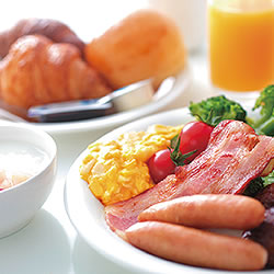 朝の贅沢！サクサクの焼き立てパンと素材にこだわった料理をバイキング形式で