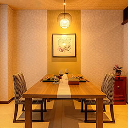 落ち着いた個室で、飛騨牛を贅沢に味わう